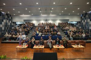 Para pembicara bersama peserta RENeX Summit 2026 usai pelaksanaan sesi Future Talks di Research Center ITS