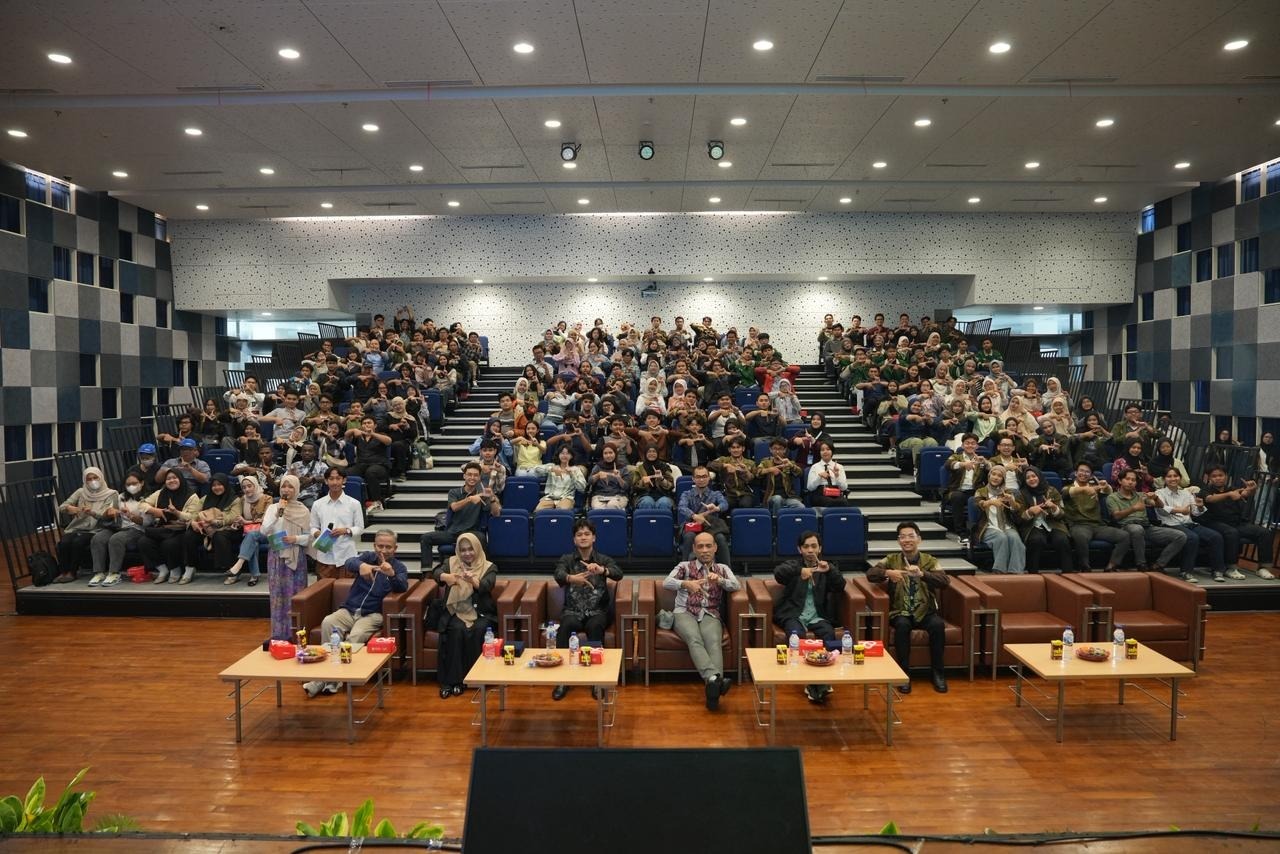 Para pembicara bersama peserta RENeX Summit 2026 usai pelaksanaan sesi Future Talks di Research Center ITS