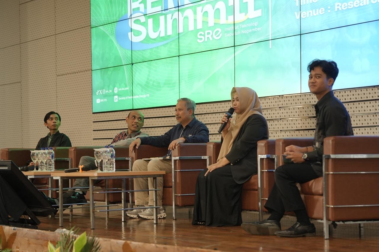 (Dari kiri) Romi Eriyanto, Setyo Pitoyo ST, Prof Ir Joni Hermana MSc Es PhD, Setyaningtyas Nur Hidayati ST, dan Galih Kusna Ramadhani saat memaparkan pandangannya dalam sesi Future Talks RENeX Summit 2026 di Research Center ITS.