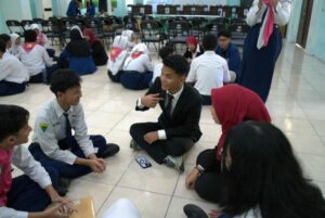 Gambar mahasiswa ITS dan UTM mengedukasi siswa SMP Negeri 30 Surabaya mengenai Matematika dan Statistika