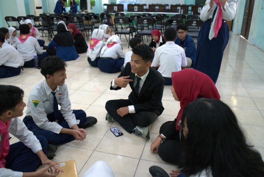 Gambar mahasiswa ITS dan UTM mengedukasi siswa SMP Negeri 30 Surabaya mengenai Matematika dan Statistika