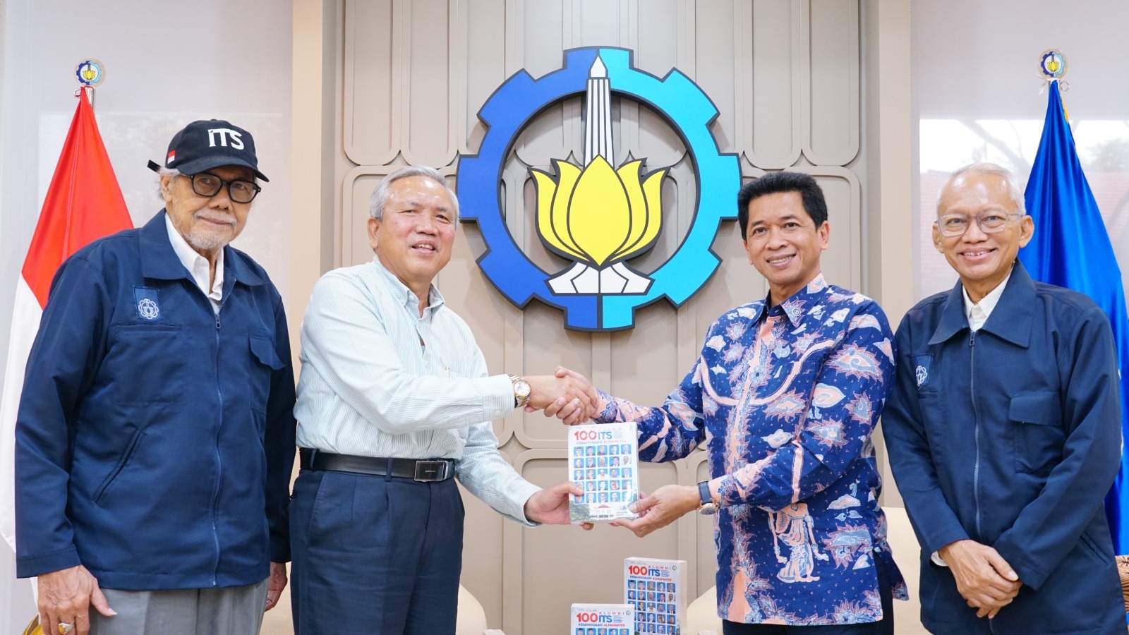 Serah terima buku profil alumni oleh Bambang Sadono (kedua dari kiri) kepada Rektor ITS Prof Bambang Pramujati (kedua dari kanan) yang didampingi oleh dua alumni senior ITS