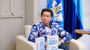 Rektor ITS Prof Dr (HC) Ir Bambang Pramujati ST MSc PhD terima hibang 400 eksemplar buku profil alumni ITS