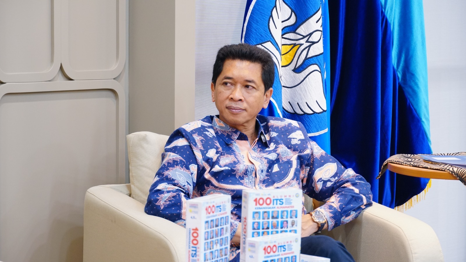 Rektor ITS Prof Dr (HC) Ir Bambang Pramujati ST MSc PhD terima hibang 400 eksemplar buku profil alumni ITS