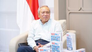 Penyunting buku Bambang Sadono dalam penyerahan buku profil alumni ITS