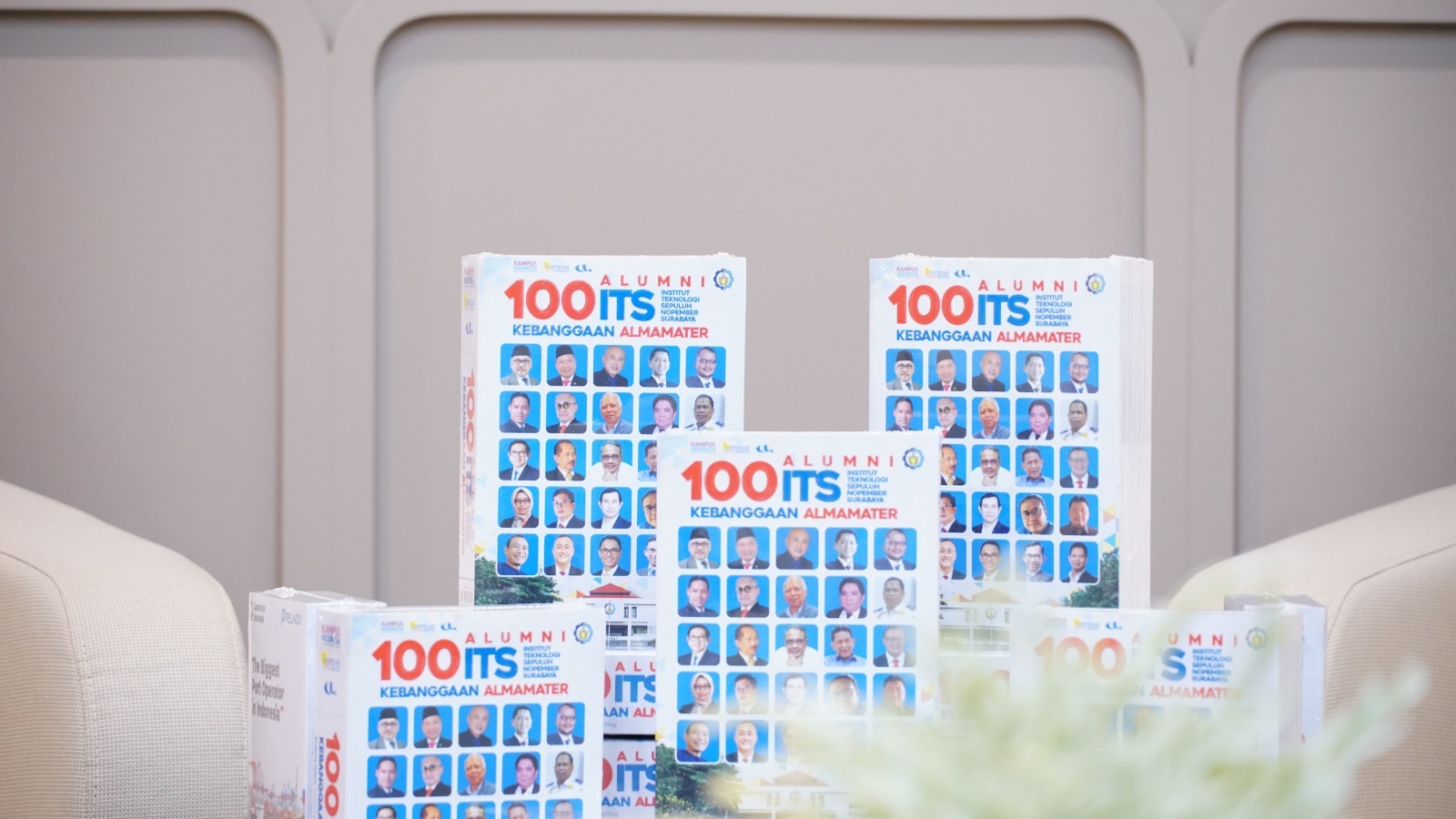 Buku 100 Alumni ITS Kebanggaan Almamater