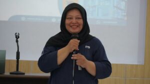 Gambar kepala Unit Pusat Bahasa Global ITS Cahyani Satiya Pratiwi SS dalam menyambut peserta ISM di UPBG ITS