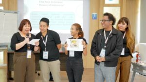 Gambar tim dari peserta ISM ketika sesi games dalam mengenal budaya Indonesia berupa makanan khas Indonesia