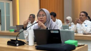 Gambar Dosen Teknik Lingkungan ITS Deqi Rizkivia Radita ST MS dalam diskusi Sosialisasi Pemilahan Sampah ITS