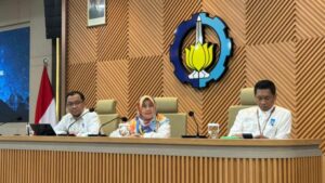 Gambar (dari kiri) Kepala Unit Sustainable Development Goals (SDGs) and Smart Eco Campus ITS Danar Guruh Pratomo ST MT PhD, Sekretaris Institut ITS Prof Dr Ir Umi Laili Yuhana SKom MSc CRP, dan Rektor ITS Prof Dr (HC) Ir Bambang Pramujati ST MScEng PhD dalam kegiatan Sosialisasi Pemilahan Sampah ITS