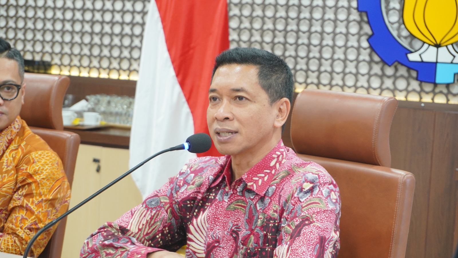 Rektor ITS Prof Dr (HC) Ir Bambang Pramujati ST MScEng PhD berikan sambutan dalam seremoni penandatanganan PKS antara ITS dengan BSI