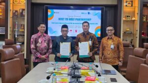 (Dari kiri) Rektor ITS Prof Dr (HC) Ir Bambang Pramujati ST MScEng mendampingi Wakil Rektor II Dr Machsus ST MT penandatanganan PKS dengan Area Head BSI Surabaya Raya Asbi Rachman Faried yang didampingi oleh Regional CEO RO 12 Muhammad Arif Gunawan