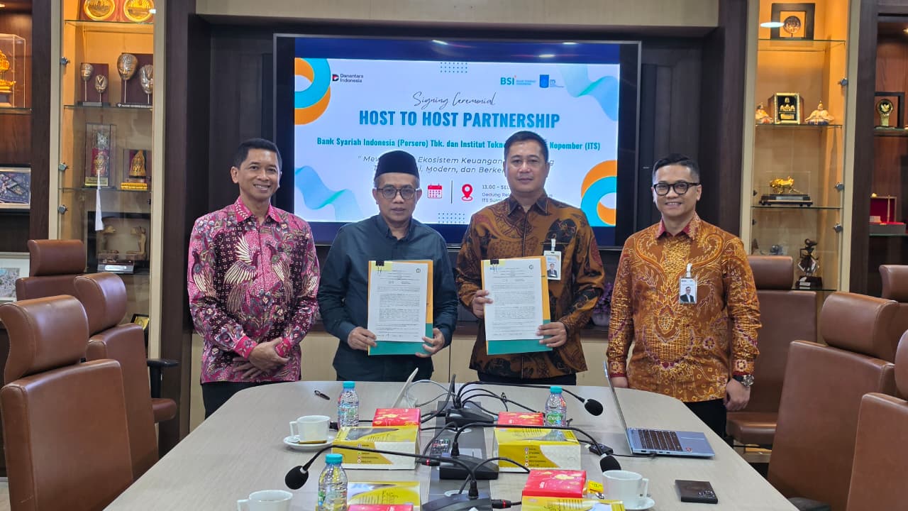 (Dari kiri) Rektor ITS Prof Dr (HC) Ir Bambang Pramujati ST MScEng mendampingi Wakil Rektor II Dr Machsus ST MT penandatanganan PKS dengan Area Head BSI Surabaya Raya Asbi Rachman Faried yang didampingi oleh Regional CEO RO 12 Muhammad Arif Gunawan 