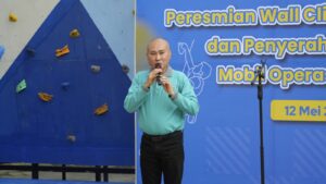 Ketua IKOMA ITS Dr Ir Wahid Wahyudi MT berikan sambutannya dalam peresmian wall climbing ITS