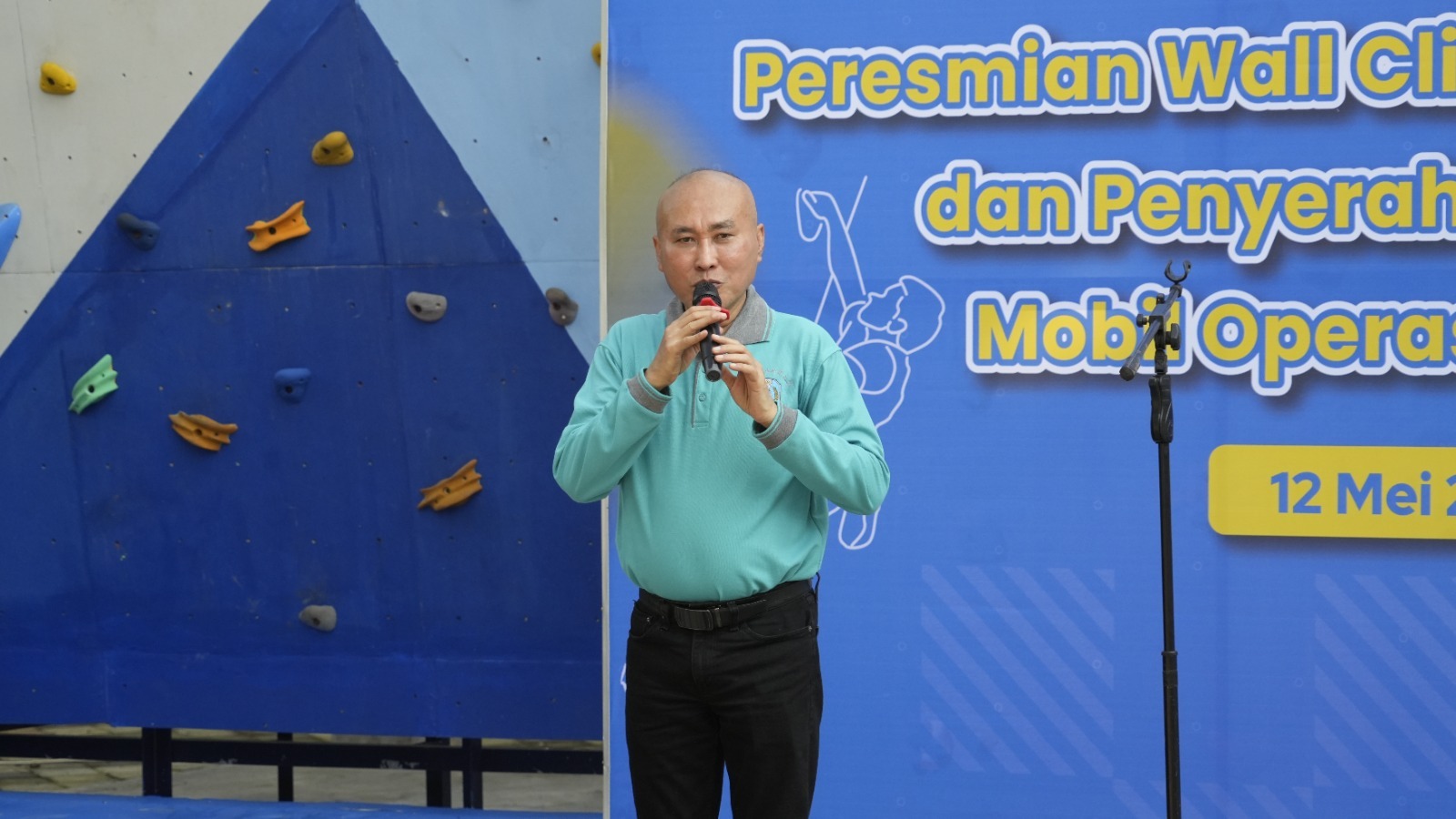 Ketua IKOMA ITS Dr Ir Wahid Wahyudi MT berikan sambutannya dalam peresmian wall climbing ITS