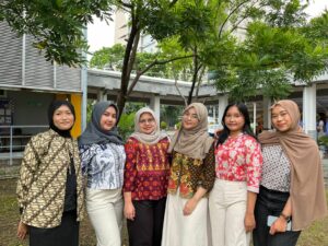 Potret mahasiswi ITS sebagai representasi perempuan yang berhak memperoleh rasa aman, kebebasan, dan penghormatan di lingkungan sekitar