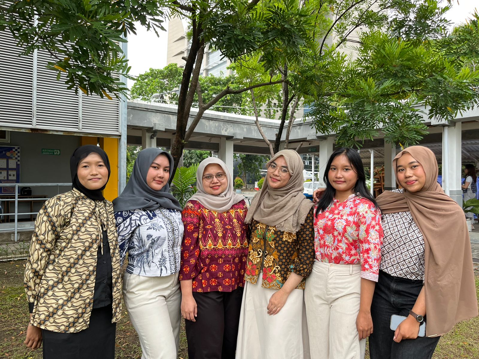 Potret mahasiswi ITS sebagai representasi perempuan yang berhak memperoleh rasa aman, kebebasan, dan penghormatan di lingkungan sekitar