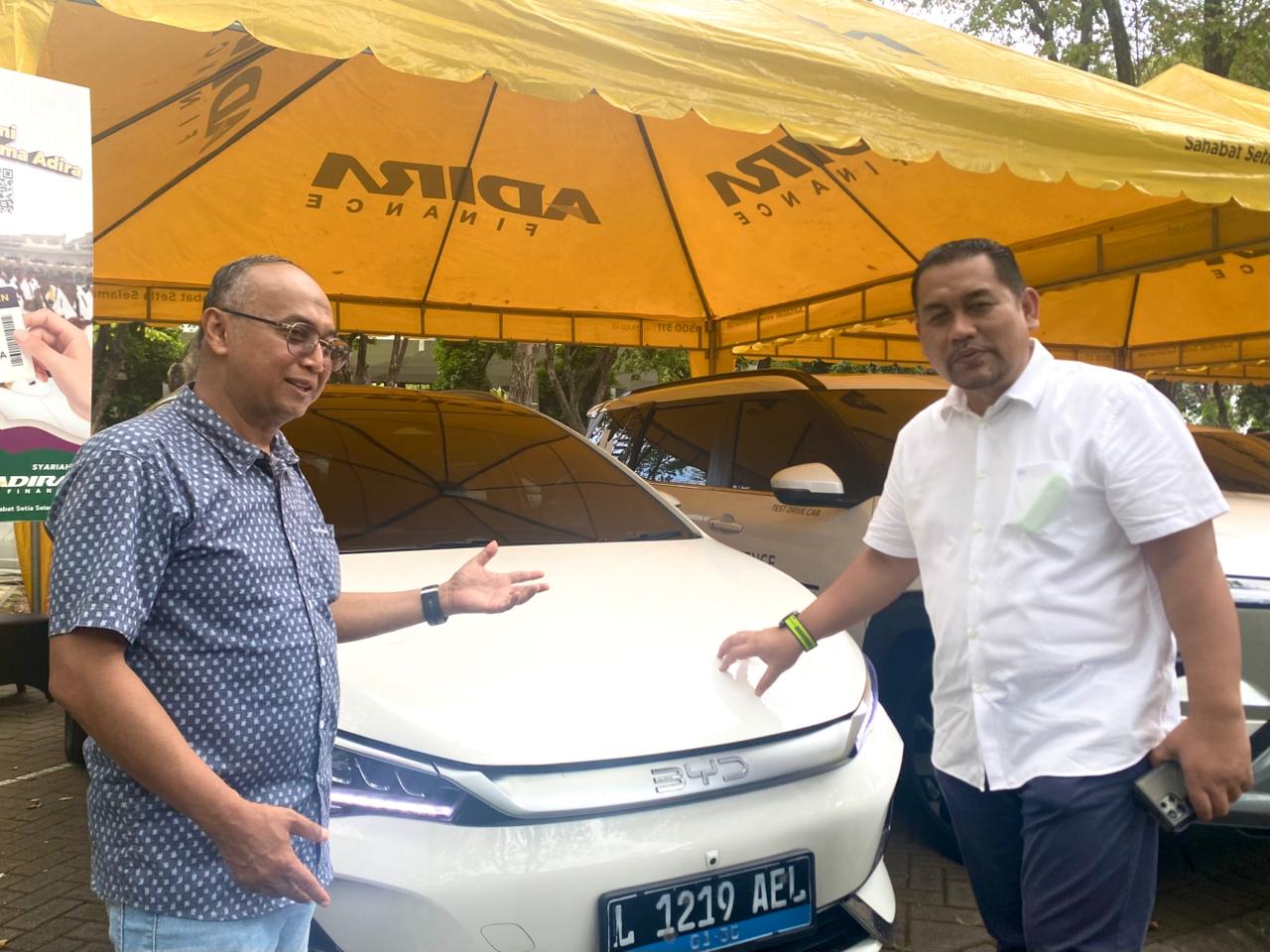 (Dari kiri) Kepala Wilayah Adira Finance Jawa Timur Irfan Budianto dan Area Manajer Danamon Jawa Timur Aria Prabowo menunjukkan salah satu kendaraan listrik untuk test drive  dalam promosi dan pengenalan di ITS
