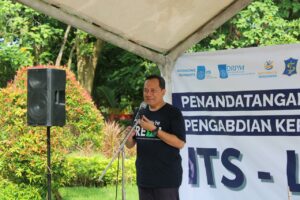 Wakil Rektor Bidang Riset, Inovasi, Kerja Sama, dan Kealumnian ITS Agus Muhamad Hatta ST MSi PhD saat memberikan sambutannya dalam kegiatan Penandatanganan PKS ITS dan LPMK Keputih