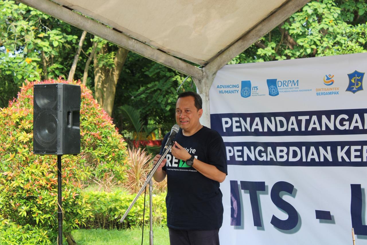 Wakil Rektor Bidang Riset, Inovasi, Kerja Sama, dan Kealumnian ITS Agus Muhamad Hatta ST MSi PhD saat memberikan sambutannya dalam kegiatan Penandatanganan PKS ITS dan LPMK Keputih