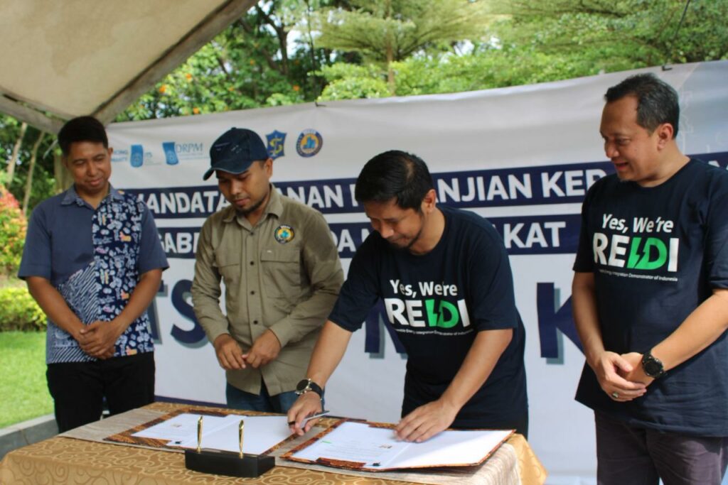 Penandatanganan Perjanjian Kerja Sama (PKS) oleh Ketua LPMK Keputih Surabaya Indi Nuroni (dua dari kiri) dan Direktur Riset dan Pengabdian kepada Masyarakat ITS, Fadlilatul Taufany.