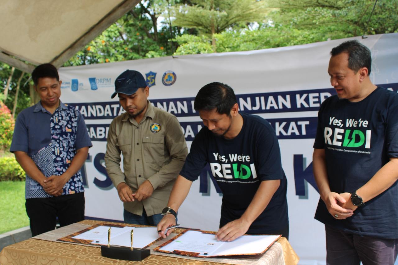 Penandatanganan Perjanjian Kerja Sama (PKS) oleh Ketua LPMK Keputih Surabaya Indi Nuroni (dua dari kiri) dan Direktur Riset dan Pengabdian kepada Masyarakat ITS, Fadlilatul Taufany.