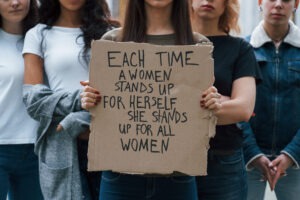 Potret perempuan yang menyuarakan keberanian untuk melawan ketidakadilan dan memperjuangkan rasa aman serta hak atas dirinya di ruang publik (sumber: Freepik)