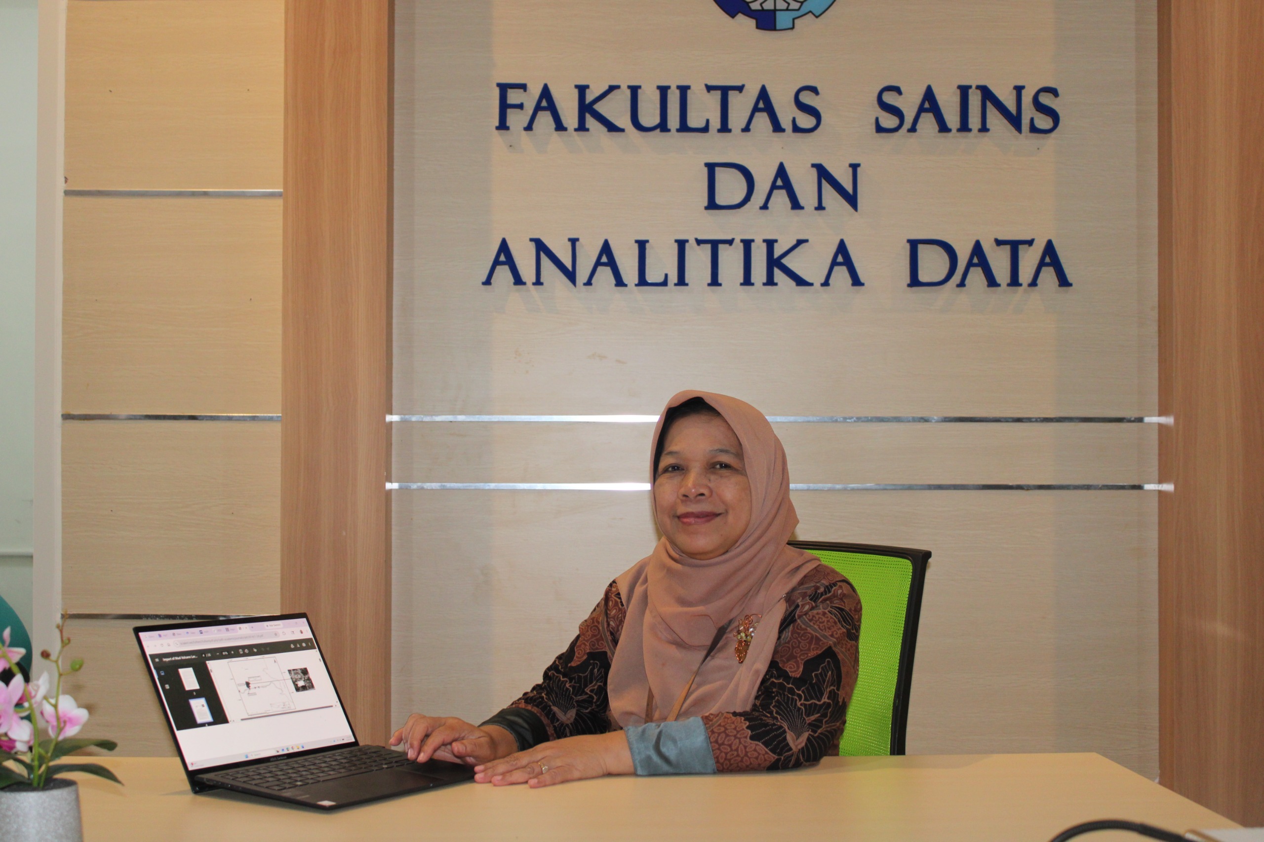 Prof Dr Dewi Hidayati SSi MSi ketika menjelaskan pengaruh pengaliran Lumpur Sidoarjo ke Sungai Porong terhadap kondisi perairan dan biota air di sekitarnya