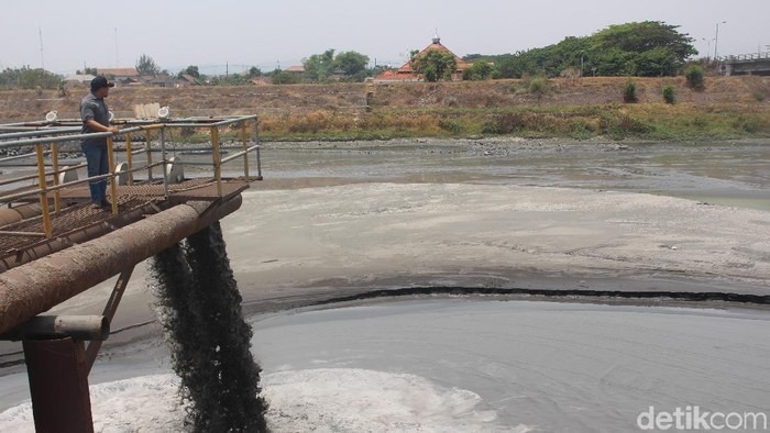 Kondisi Sungai Porong sejak dijadikan lokasi pembuangan lumpur Sidoarjo (sumber: detik.com)