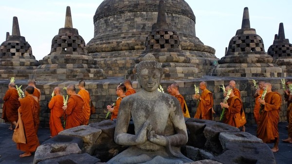Peringatan Waisak di Candi Borobudur (Sumber: ANTARA FOTO/Anis Efizudin)