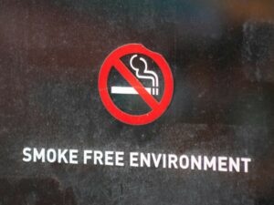 Gambar Salah satu upaya penekanan konsumsi rokok dengan cara membatasi ruang untuk perokok di beberapa tempat umum (sumber: pexels.com)