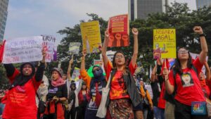 Pekerja perempuan menyuarakan pengalaman dan tuntutan mereka di ruang publik sebagai bagian dari perjuangan pekerja (sumber: CNBC Indonesia)