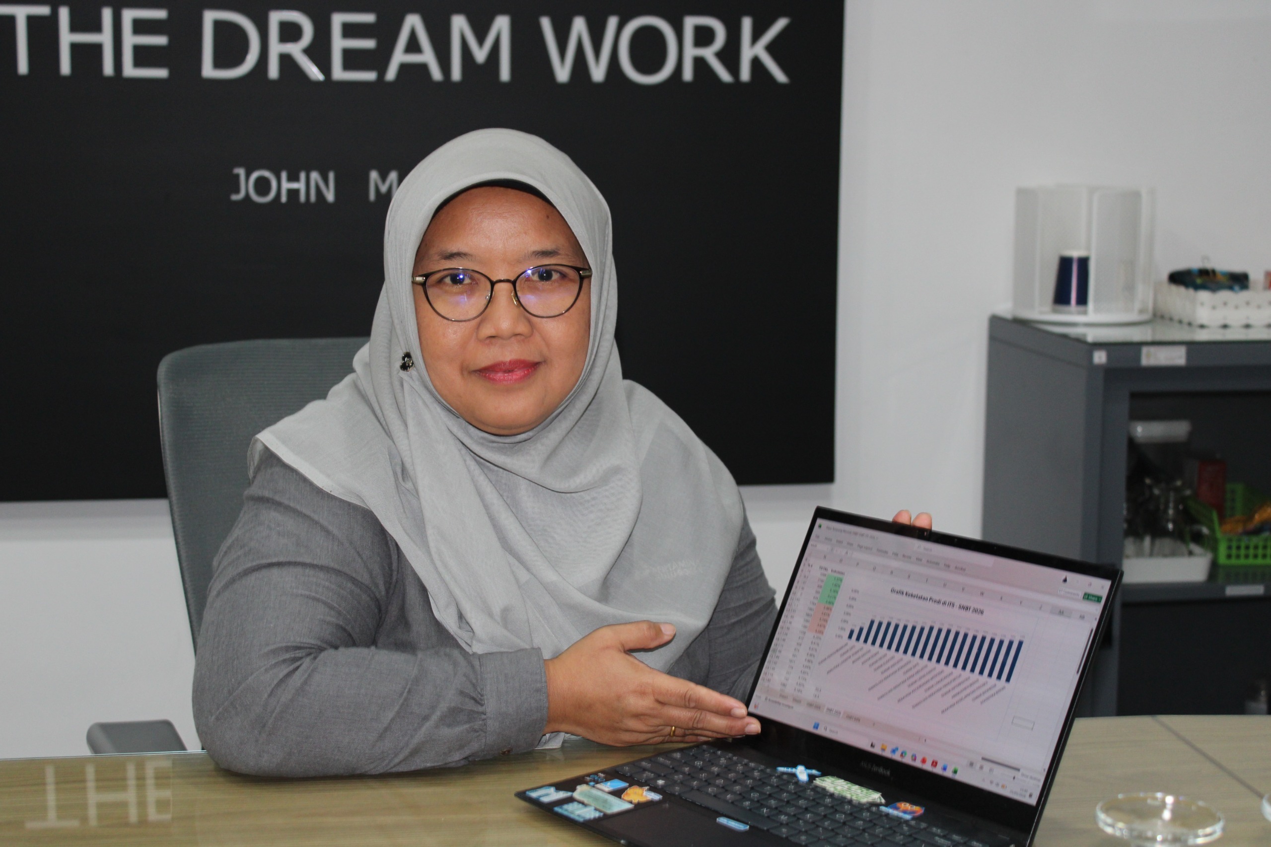 Kepala Subdirektorat Admisi dan Promosi Direktorat Pendidikan Sarjana dan Pascasarjana ITS Nani Kurniati ST MT PhD memaparkan grafik tingkat keketatan program studi di ITS pada jalur SNBT 2026