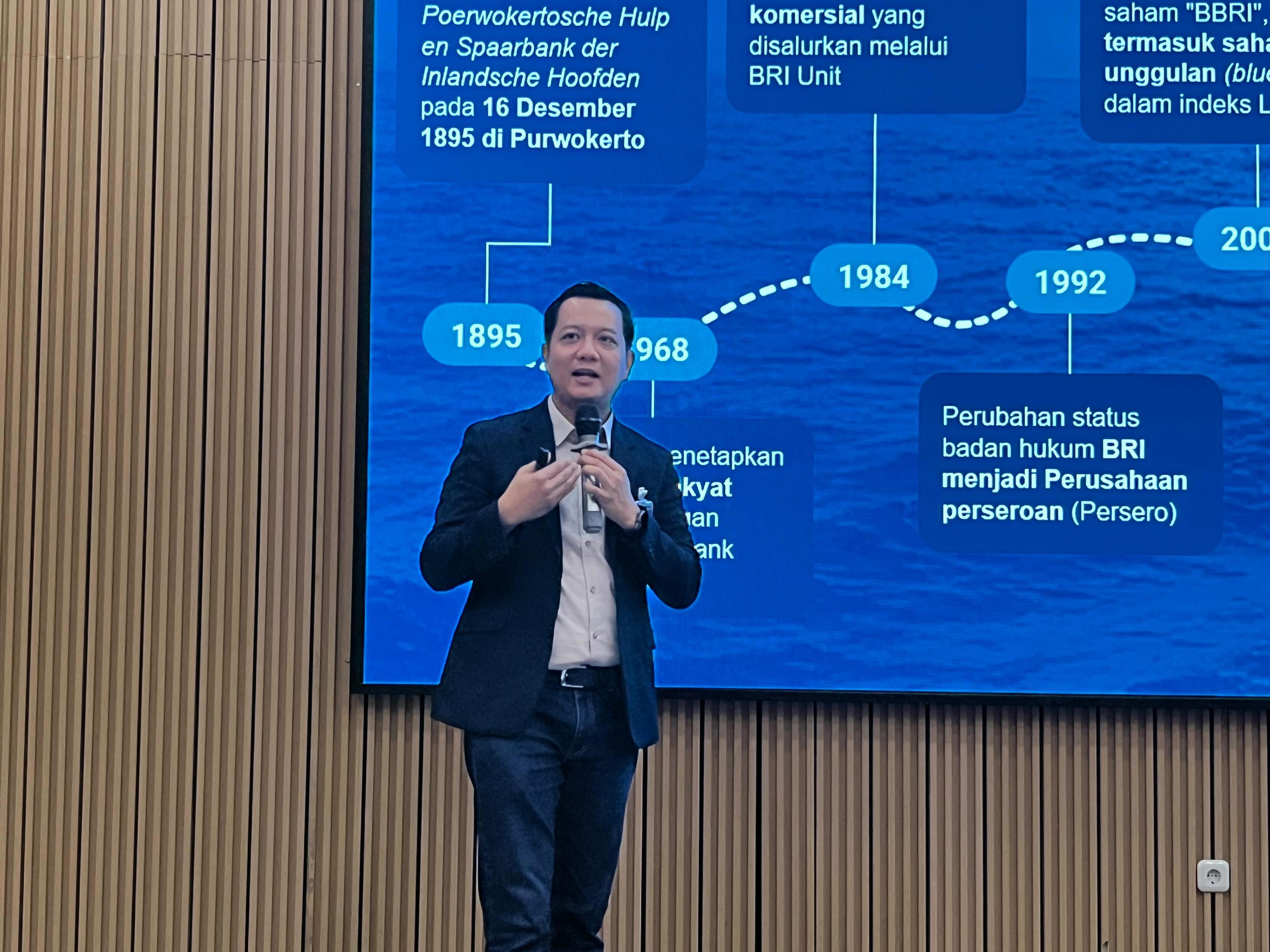 Grup Head Culture Transformation BRI, Abdul Wahid Wijaya MBA, memaparkan perjalanan transformasi budaya organisasi BRI sebagai strategi menjaga keberlanjutan dan daya saing perusahaan dalam kegiatan Culture Benchmarking 2026