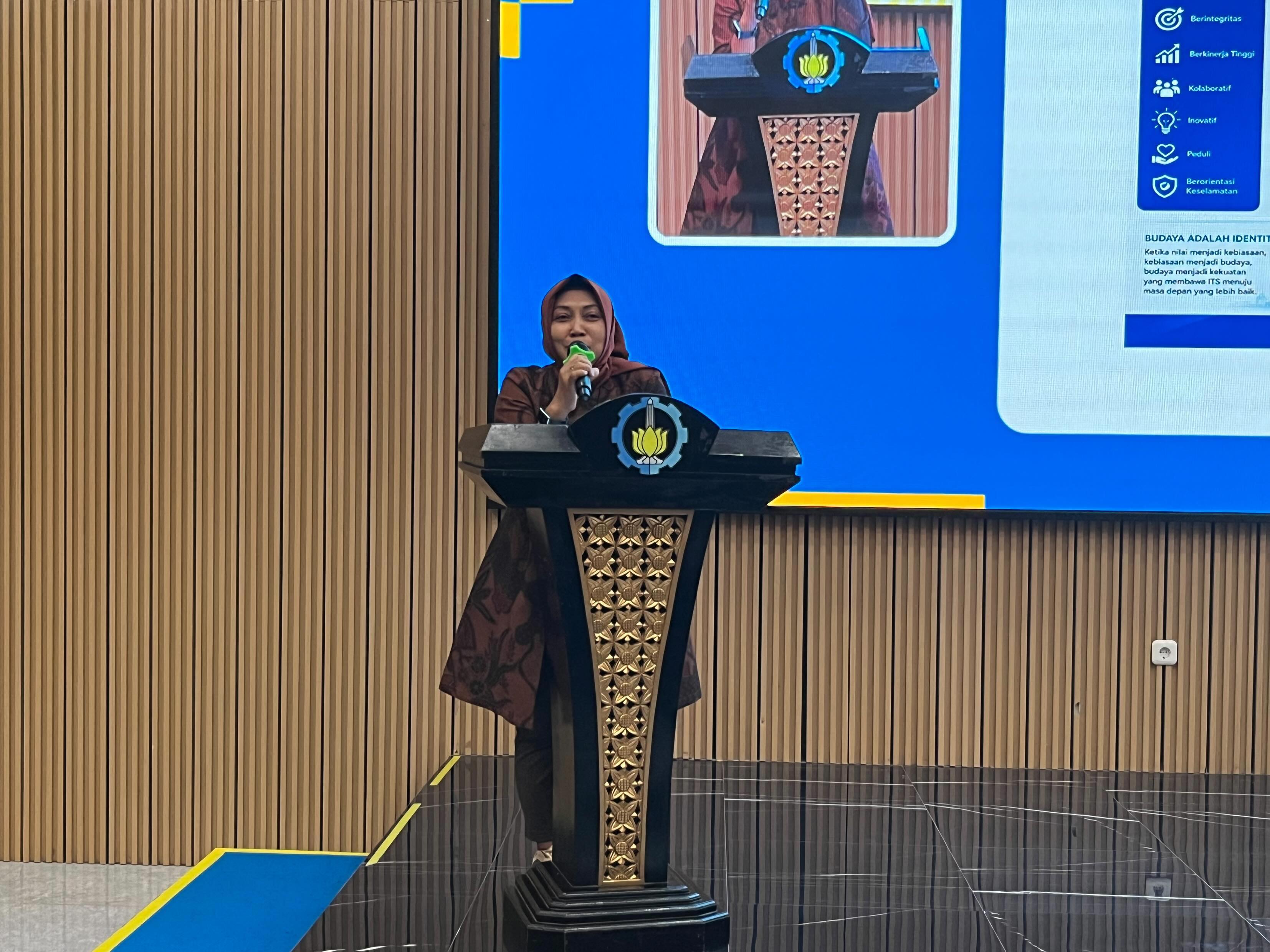 Kepala Biro Umum, Keamanan, dan Keselamatan, Kesehatan Kerja dan Lingkungan ITS, Dr Any Werdhiastutie ST MSi, menyampaikan sambutan pada kegiatan Culture Benchmarking 2026