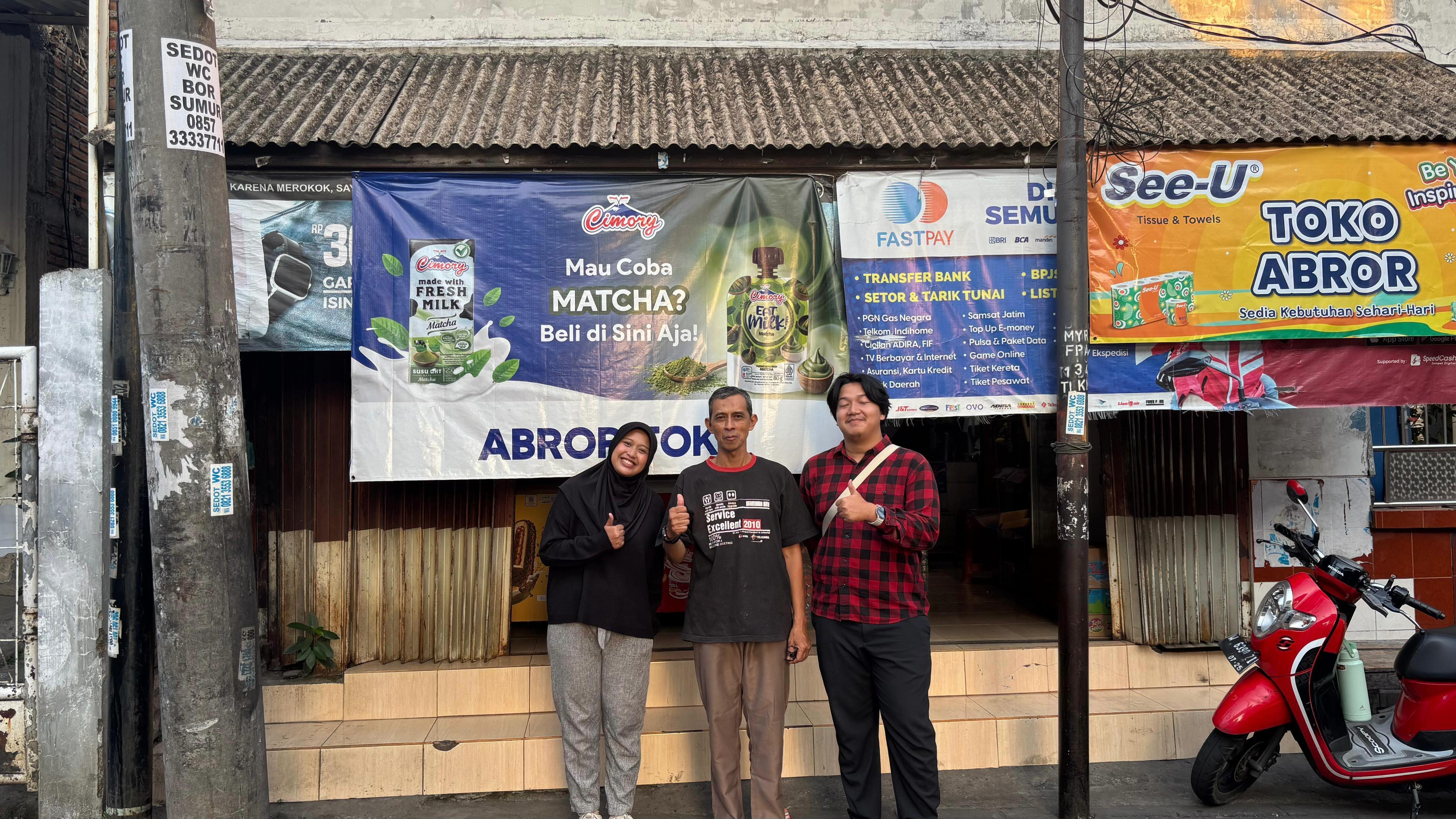 Tim pengabdian masyarakat Departemen Sistem Informasi ITS bersama pemilik Warung UB Abror usai kegiatan pendampingan digitalisasi pengelolaan stok melalui aplikasi SI-Stock berbasis Voice User Interface (VUI)