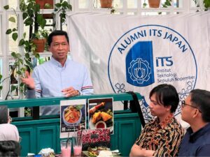 Rektor ITS Prof Dr (HC) Ir Bambang Pramujati ST MScEng PhD saat memimpin diskusi bersama IKA ITS Japan