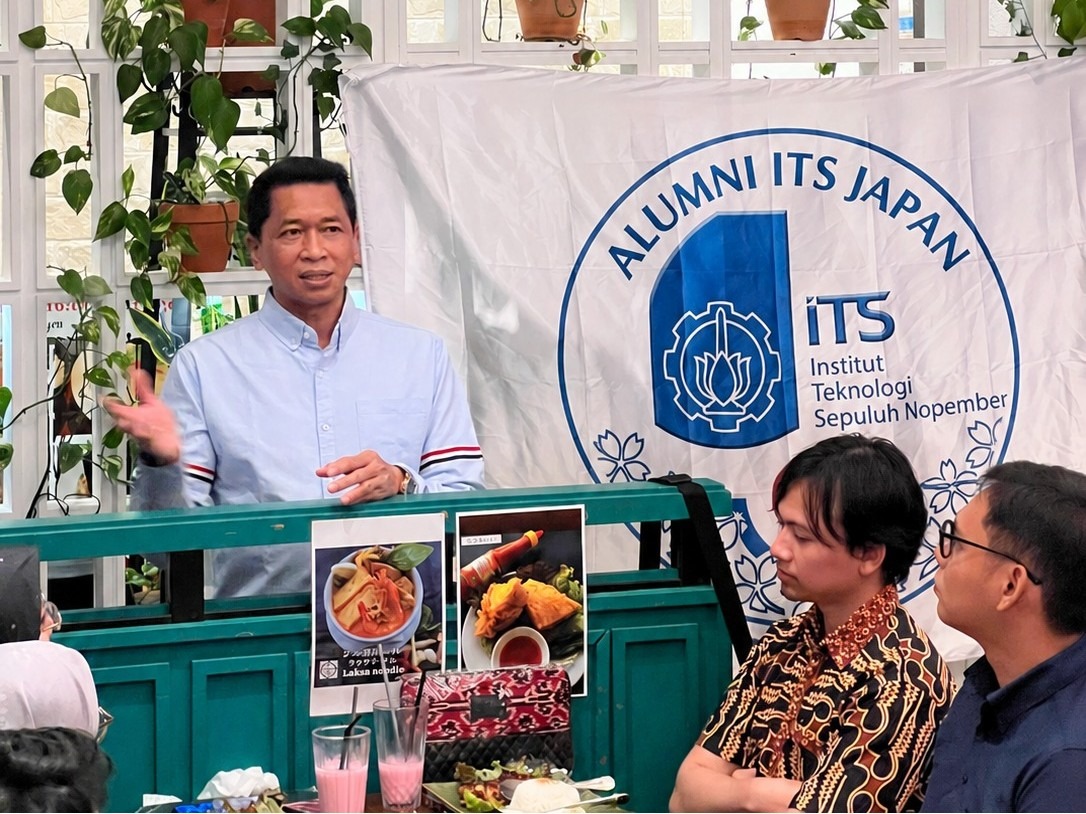Rektor ITS Prof Dr (HC) Ir Bambang Pramujati ST MScEng PhD saat memimpin diskusi bersama IKA ITS Japan