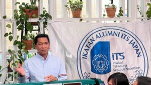 Rektor ITS Prof Dr (HC) Ir Bambang Pramujati ST MScEng PhD saat pimpin diskusi bersama IKA ITS Jepang