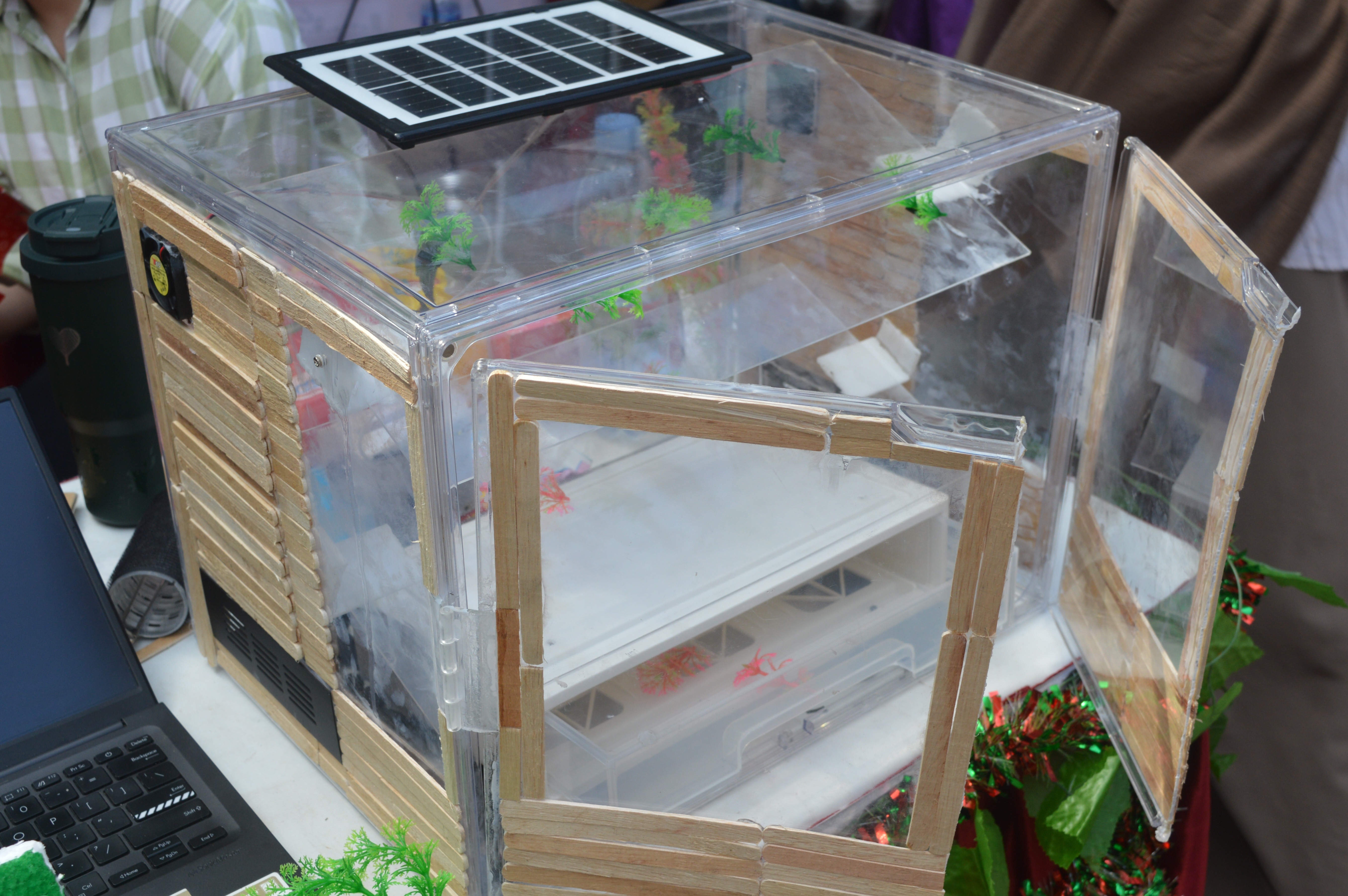 Alat pengering rumput laut Sea-Dry Hybrid karya mahasiswa Departemen Teknik Sistem dan Industri ITS yang dipamerkan pada Binnova 2026