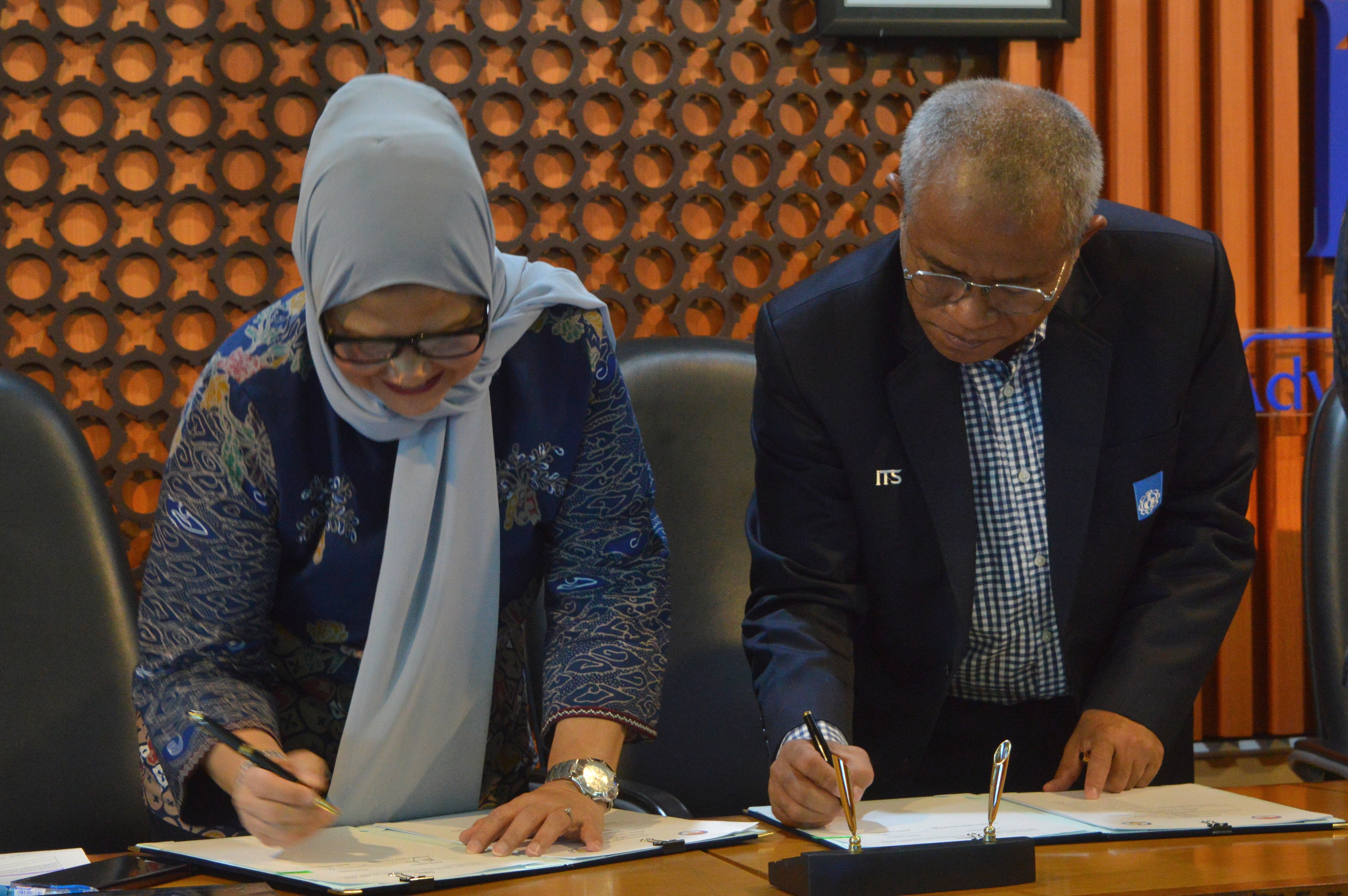 Komisioner Komisi Nasional Disabilitas RI Dr Rachmita Maun Harahap ST MSn (kiri) dan Wakil Rektor III Bidang Sumber Daya Manusia, Organisasi, Teknologi, dan Sistem Informasi Imam Baihaqi ST MSc PhD (kanan) saat menandatangani naskah MoU dan MoA