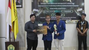 Potret Dicka Elkana Putra bersama rekannya Muhammad Dzaky Habib Ridho saat menerima penghargaan juara harapan satu kompetisi esai National Plant Innovation and Creativity Competition (N-PLANTIC) 2026