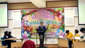 Gambar Dicka Elkana Putra saat memaparkan argumen di ajang debat HTTS 2026 di Universitas Diponegoro