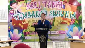 Dicka Elkana Putra saat memaparkan argumen di ajang debat HTTS 2026 di Universitas Diponegoro