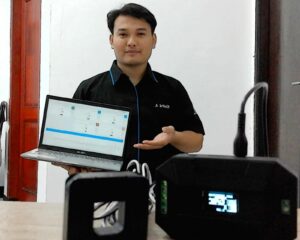 Ketua Tim Hi-VITS Khoirul Anam menjelaskan cara kerja perangkat Hi-VITS yang dikembangkan untuk mendeteksi potensi kebakaran dini