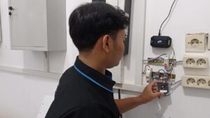 Khoirul Anam saat mempraktikkan pemasangan alat Hi-VITS pada instalasi kelistrikan secara riil