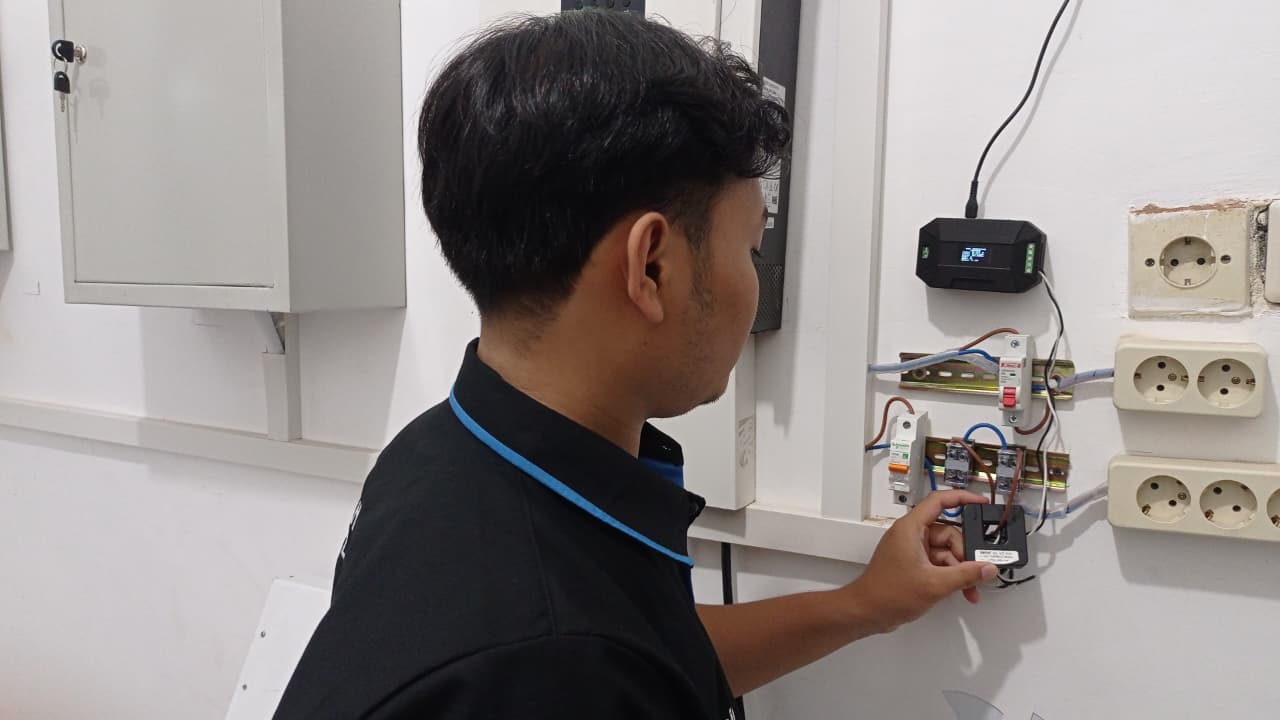 Khoirul Anam saat mempraktikkan pemasangan alat Hi-VITS pada instalasi kelistrikan secara riil