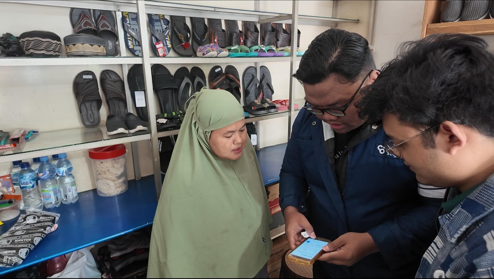 Tim pengabdian masyarakat Departemen Sistem Informasi ITS mendampingi pemilik Toko Pratama Berkah dalam penggunaan aplikasi SI Stock untuk pengelolaan persediaan produk sandal dan sepatu di Surabaya