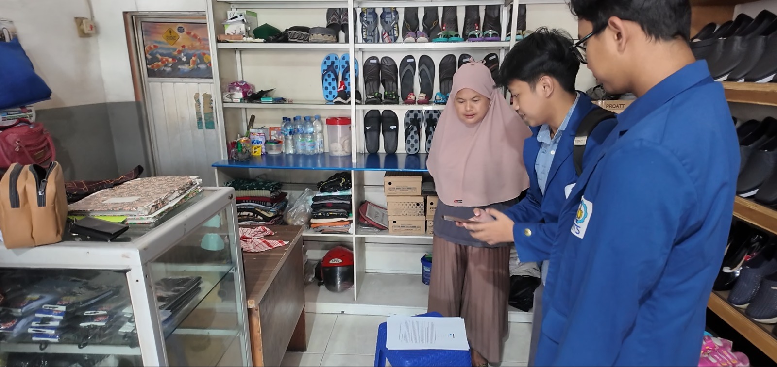 Mahasiswa Departemen Sistem Informasi ITS memberikan pelatihan penggunaan aplikasi SI Stock kepada pemilik Toko Pratama Berkah guna mendukung digitalisasi manajemen persediaan usaha di Surabaya