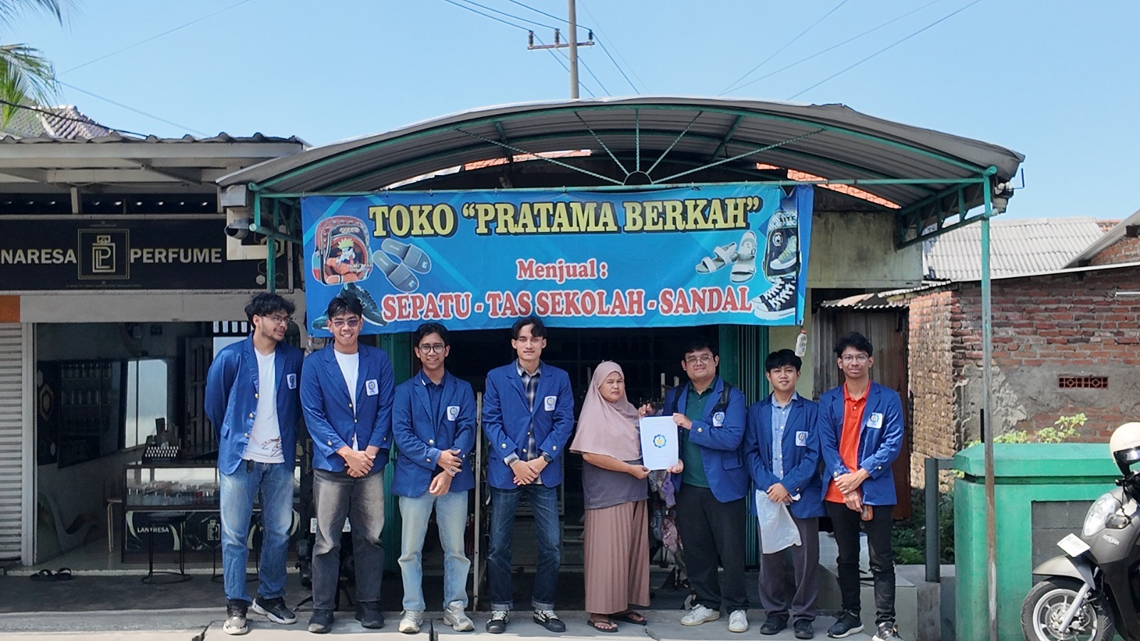 Tim pengabdian masyarakat Departemen Sistem Informasi ITS usai implementasi aplikasi SI Stock untuk meningkatkan efektivitas pengelolaan persediaan dan mengurangi risiko lost sales di Surabaya
